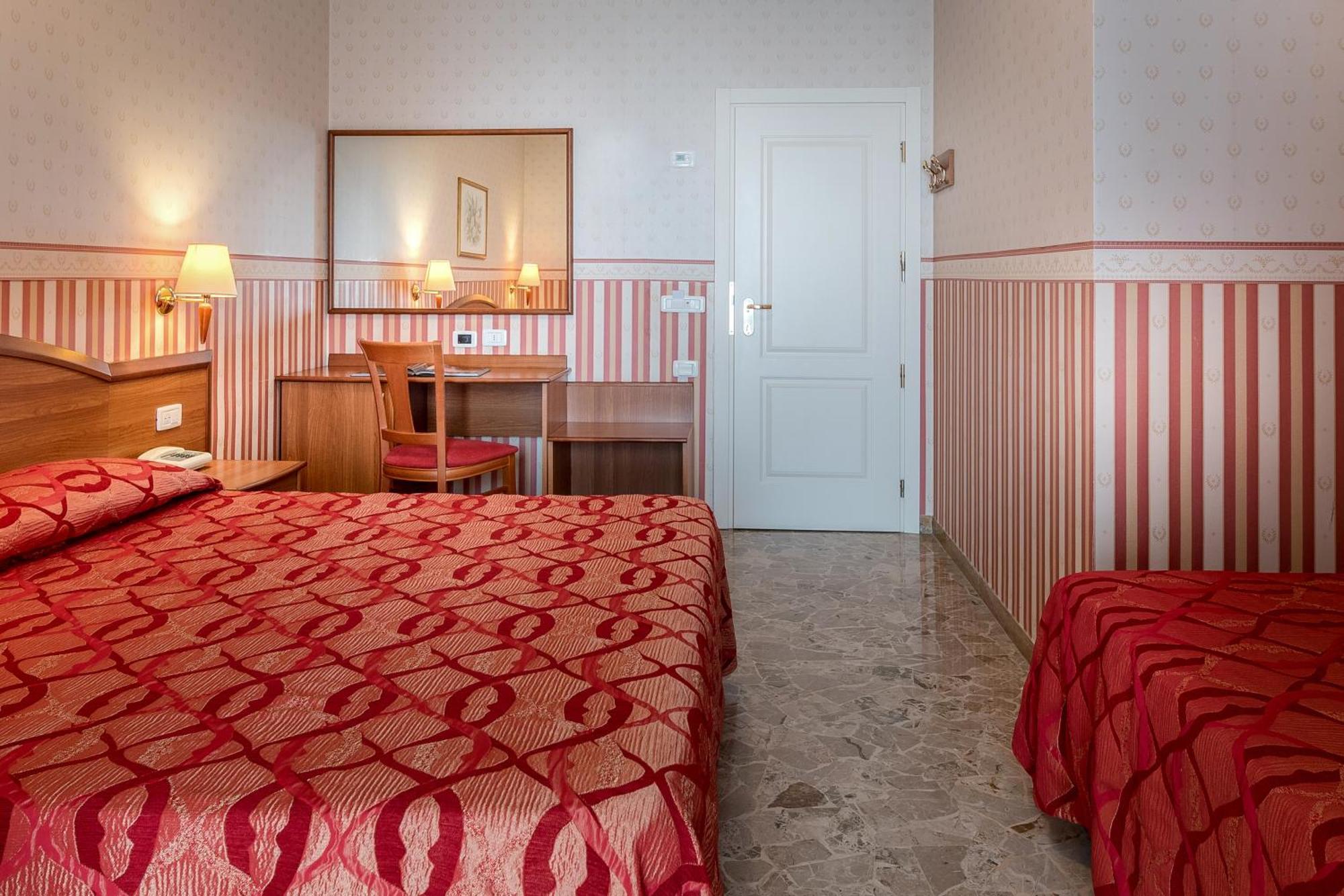 Hotel Tiffany ريميني المظهر الخارجي الصورة